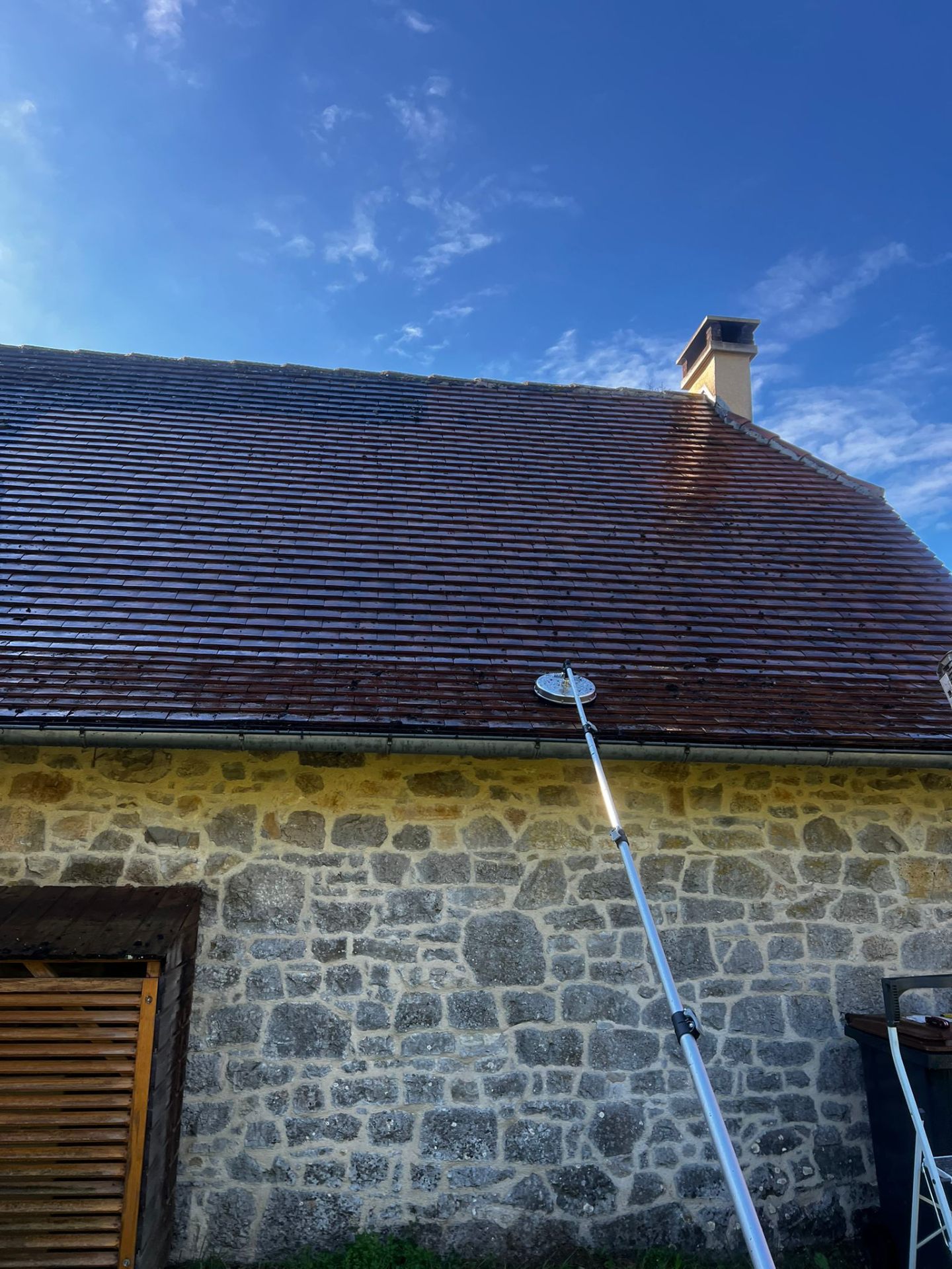 Toiture en tuiles démoussée